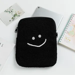 Custodia per tablet in peluche nero con faccina sorridente ricamata e inserto iPad