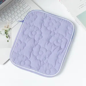 Vista dettagliata del motivo floreale trapuntato viola sulla custodia protettiva iPad.
