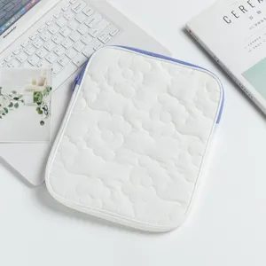 Dettaglio di una custodia per tablet bianca trapuntata con fiori e cerniera viola decorativa