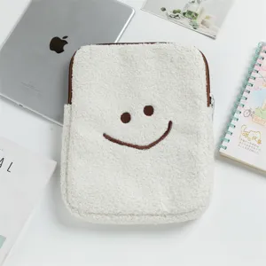 Custodia per iPad in morbido peluche con una simpatica faccina sorridente ricamata su bianco