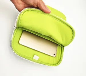 Dettaglio dell'interno di una custodia imbottita verde lime per tablet con scomparto