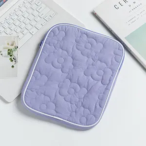 Vista dettagliata della custodia viola trapuntata per iPad con motivi floreali