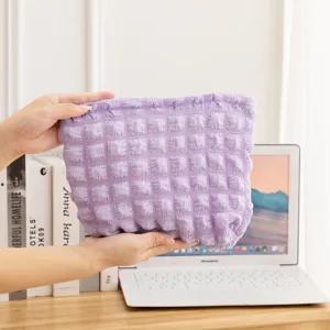 Primer plano detallado de un neceser de maquillaje morado con textura de burbuja