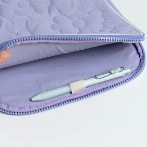 Dettaglio dell'asola per penna e del rivestimento interno della custodia trapuntata viola
