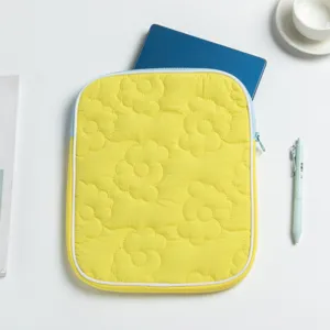 Custodia per iPad in tessuto trapuntato giallo con motivo floreale e zip superiore