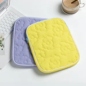 Custodia per tablet trapuntata a fiori per iPad in tessuto viola e giallo chic