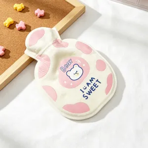 Dettaglio di una dolce borsa dell'acqua calda in peluche con ricamo di orsetto