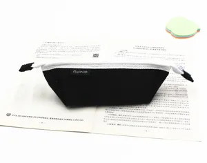 Vista dettagliata di un astuccio in velluto a coste bianco e nero su un libro aperto