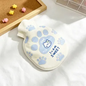 Vista dettagliata della graziosa borsa dell'acqua calda in peluche con motivo a zampa