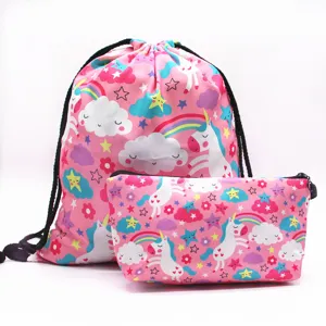 Set borsa con coulisse e astuccio per trucco unicorno con stampa arcobaleno e nuvole