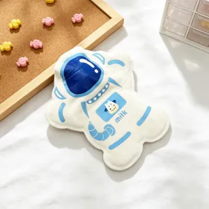 Vista dettagliata della borsa dell'acqua calda in peluche a forma di simpatico astronauta.