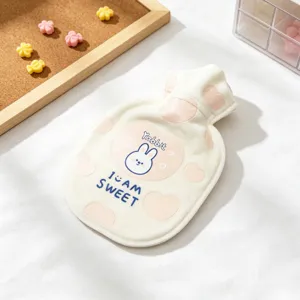 Dettaglio copribottiglia acqua calda in peluche crema con coniglio e cuori