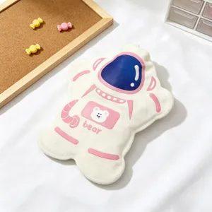 Dettaglio di una borsa dell'acqua calda in peluche a forma di astronauta rosa.