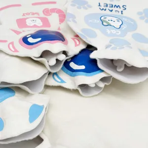 Primo piano di borse dell'acqua calda in peluche con simpatici motivi di gatti e astronauti