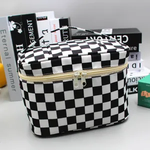 Close-up van de zwart-wit geblokte cosmetische tas met stevig handvat en dubbele ritssluiting