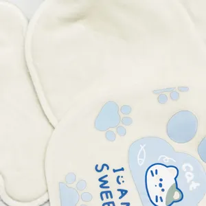 Primo piano della fodera per borsa dell'acqua calda in peluche con impronte di gatto