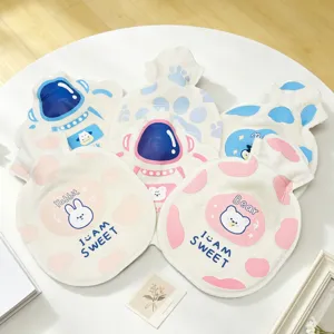Vista dettagliata di varie simpatiche borse dell'acqua calda in peluche con motivi di animali.