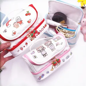Dettaglio di trousse per cosmetici a doppio strato con graziosi cartoni animati