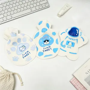 Primo piano di tre graziose fodere per borsa dell'acqua calda in peluche blu e bianco.