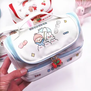 Dettaglio trousse per trucchi con cartoni animati e ciondoli a fragola