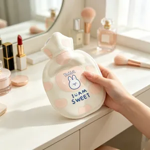 Primo piano di una borsa dell'acqua calda in peluche con coniglio e cuori.