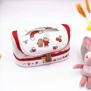 Dettaglio della graziosa borsa cosmetica a doppio strato con cerniera rossa e ciondolo a fragola