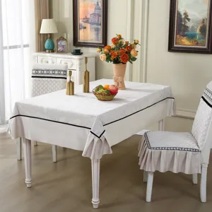 Vue détaillée d'une housse de chaise matelassée blanche et d'une nappe assortie élégantes