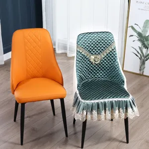 Coprisedia trapuntato verde acqua con elegante bordo in pizzo e gonna a pieghe