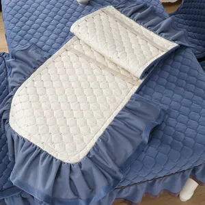 Vista dettagliata del set tovaglia e coprisedie trapuntati blu con eleganti balze
