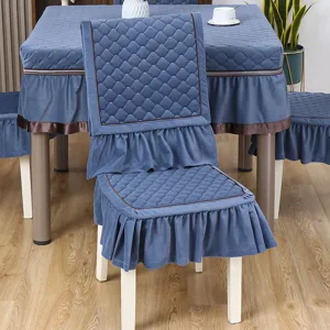 Set di coprisedia e tovaglia in velluto trapuntato blu con eleganti dettagli a volant.