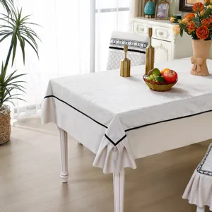 Nappe et housses de chaise matelassées blanches avec liseré noir pour salle à manger