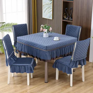 Set completo di tovaglia e coprisedia trapuntati blu con eleganti bordi a balze