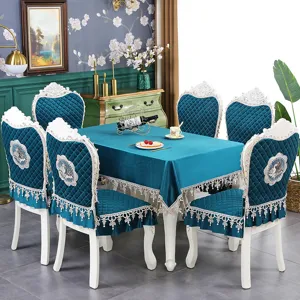 Détail d'un ensemble de salle à manger européen avec nappe et housses de chaise bleu sarcelle
