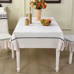 Nappe élégante au motif marbre blanc avec des housses de chaise matelassées assorties