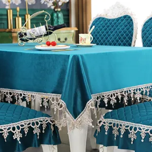 Ensemble de nappe et housse de chaise en velours bleu paon avec détails de dentelle élégants.