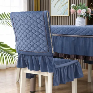 Dettaglio del coprisedia in velluto blu trapuntato con elegante orlo a balze e rombi