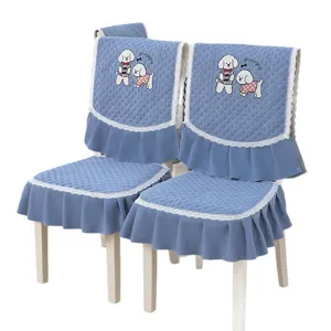 Housse de chaise matelassée bleue avec broderie de caniche et volants en dentelle