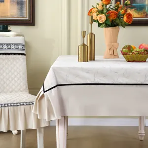 Élégant ensemble nappe et housse de chaise matelassé beige avec bordure brodée noire