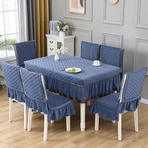 Elegante set di tovaglie e coprisedie trapuntate blu con eleganti bordi a volant