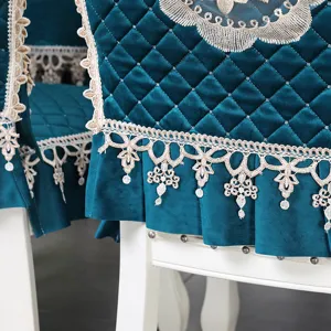 Vue détaillée de la housse de chaise en velours européen avec bordure en dentelle