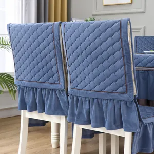 Vista dettagliata del coprisedia trapuntato blu con elegante bordo a balze
