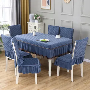 Tovaglia trapuntata blu e set di coprisedie con volant per la sala da pranzo