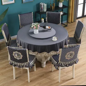 Vista dettagliata delle coprisedie grigie trapuntate con ricami eleganti e pizzo decor