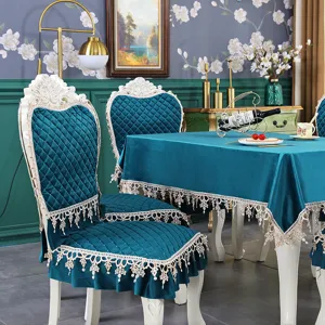 Vue détaillée de la housse de chaise et nappe en velours bleu avec bordure en dentelle