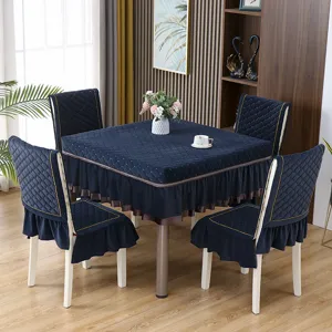 Vista del set di tovaglie e coprisedia da pranzo trapuntati blu scuro per interni casa