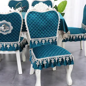 Housse de chaise en velours bleu canard avec bordure en dentelle et broderie cygne