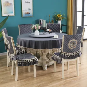 Elegante set di tovaglia rotonda trapuntata grigia e coprisedie con nappe