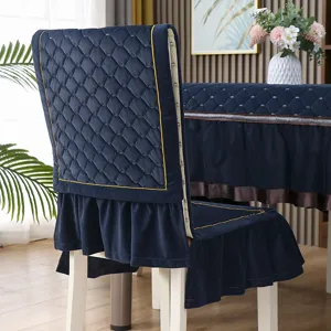 Dettaglio della fodera per sedia in velluto trapuntato blu navy e tovaglia