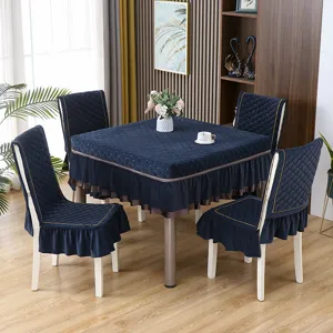 Set tovaglia e coprisedia trapuntati blu scuro con eleganti bordi a balze volant