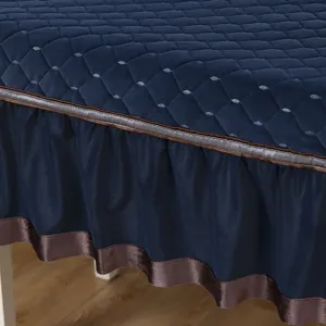 Dettaglio del coprisedia trapuntato blu scuro ispessito con elegante bordo a balze